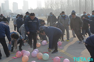 開封鐵塔橡膠工會組織開展“迎新春、踩氣球、猜謎語”活動