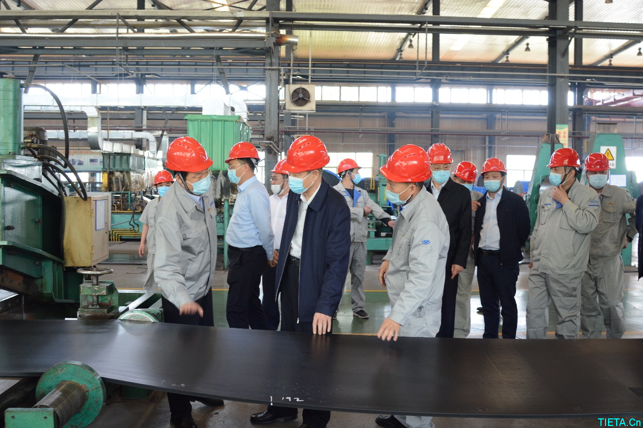 集團公司董事長、黨委副書記梁鐵山一行 蒞臨開封鐵塔橡膠調研指導工作