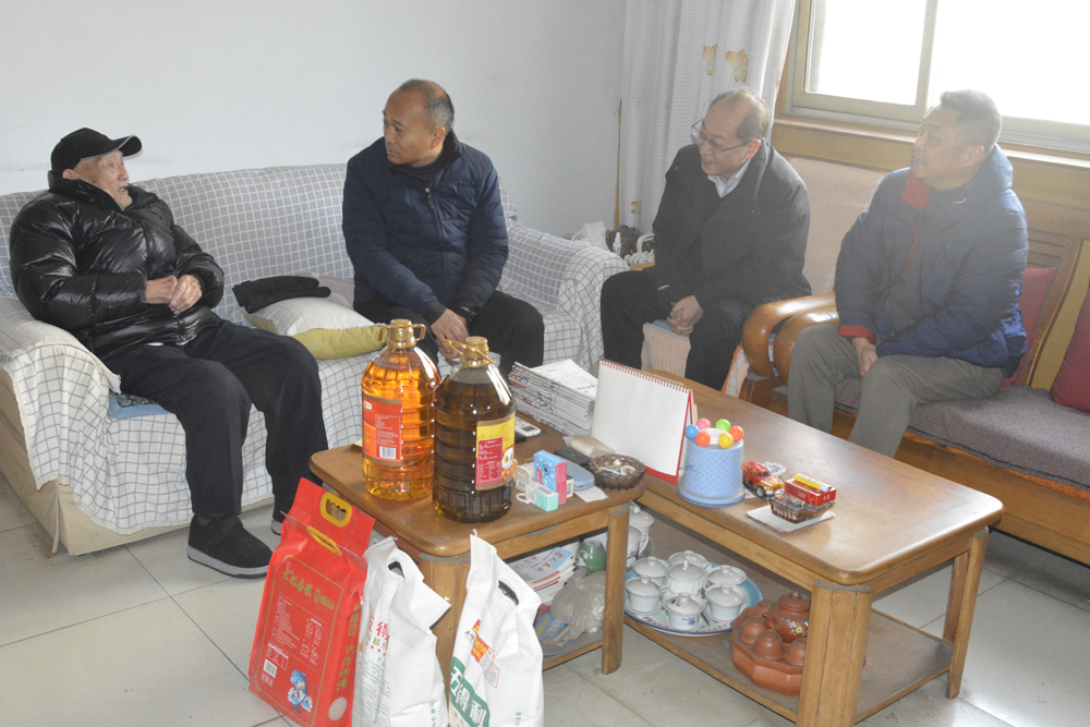 開封鐵塔橡膠黨委領(lǐng)導(dǎo)春節(jié)前夕看望慰問離休干部、老領(lǐng)導(dǎo)和生活困難職工
