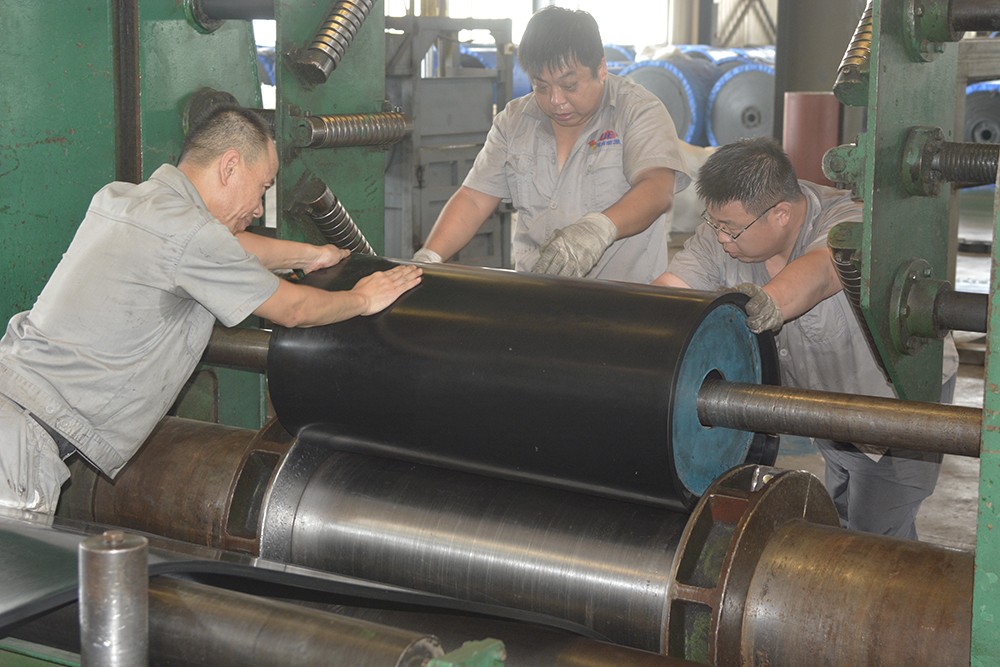 戰(zhàn)高溫 保生產(chǎn) ——“鐵塔人”以汗水為墨，書(shū)寫(xiě)硬核擔(dān)當(dāng)